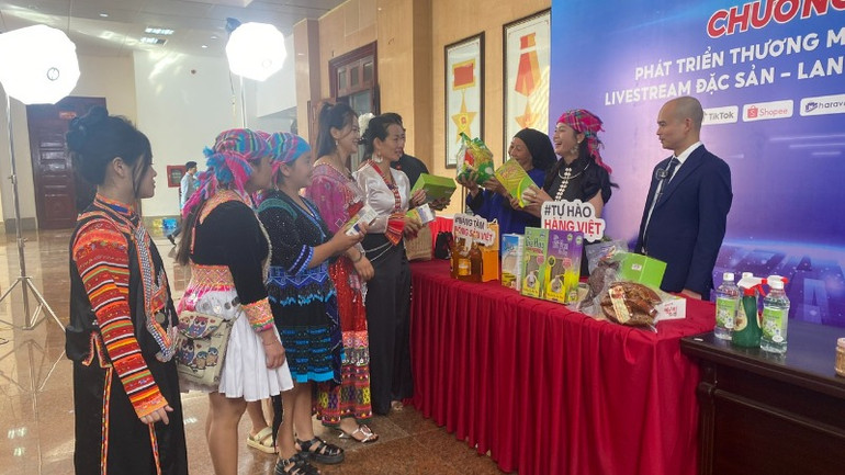 Doanh nghiệp thương mại điện tử tham gia tổ chức phiên Mega Livestream trực tiếp quảng bá sản phẩm nông sản Lai Châu.