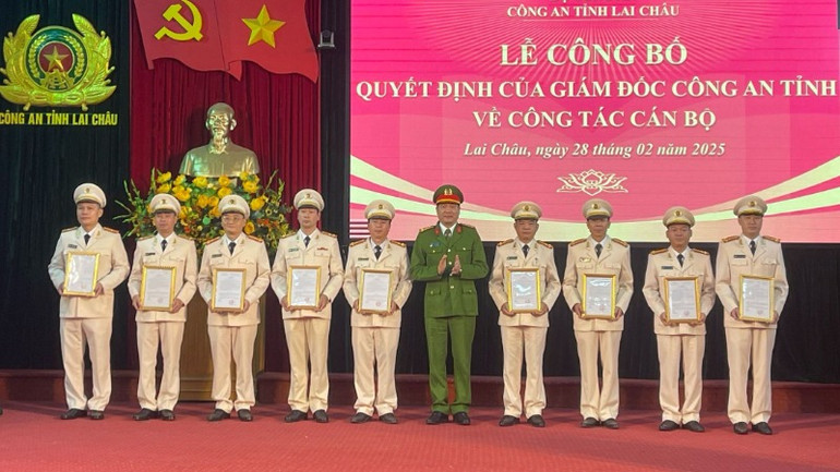 Công bố hàng loạt quyết định sắp xếp, tinh giảm nhân sự các cấp.