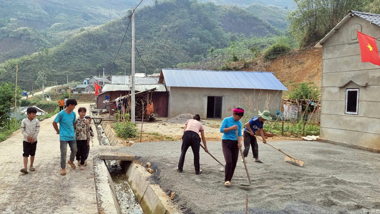 Bà con khẩn trương hoàn thiện nhà tại nơi ở mới trước mùa mưa.