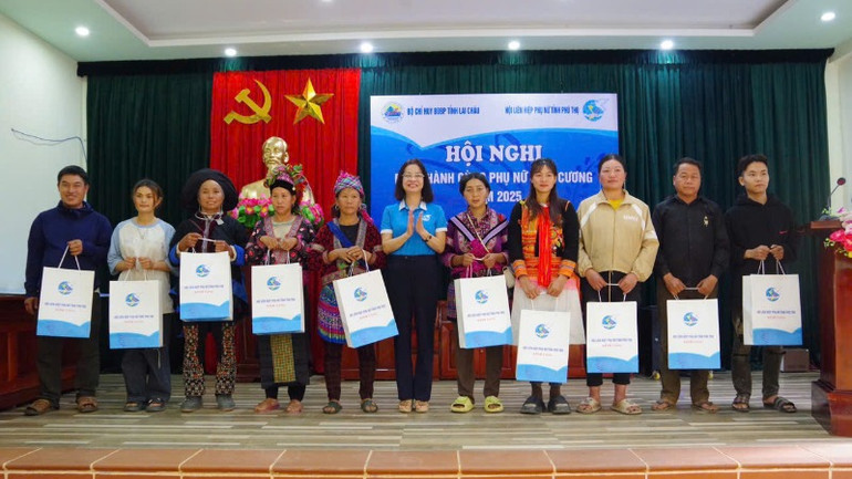 Đại diện Hội Phụ nữ Phú Thọ tặng quà cho các gia đình hội viên có hoàn cảnh khó khăn khu vực biên giới Lai Châu. Đại diện Hội Phụ nữ Phú Thọ tặng quà cho các gia đình hội viên có hoàn cảnh khó khăn khu vực biên giới Lai Châu.