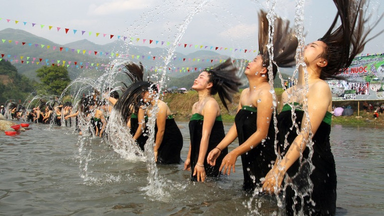 Màn trình diễn gội đầu bên suối trong Lễ hội của người Thái.
