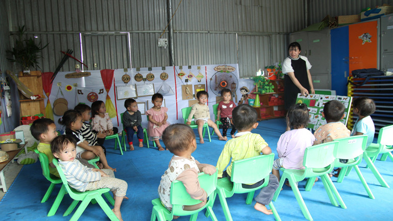 Học sinh mầm non học trong phòng học tạm ngay tại điểm trường trung tâm xã Nậm Manh. Học sinh mầm non học trong phòng học tạm ngay tại điểm trường trung tâm xã Nậm Manh.