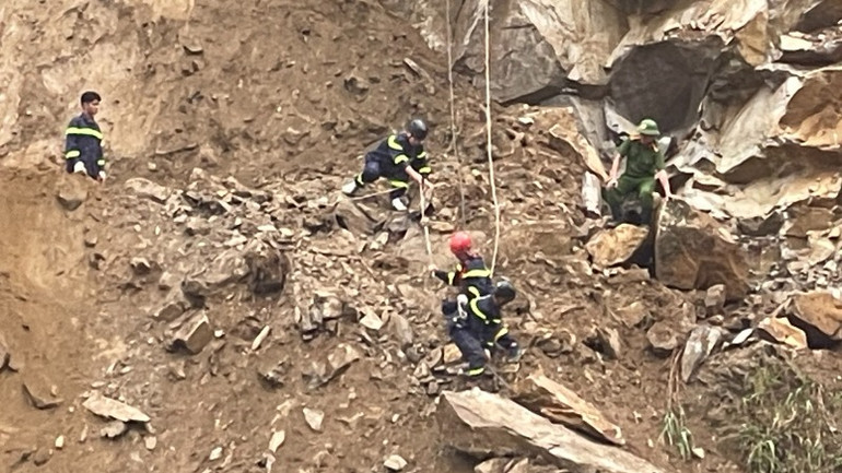 Lực lượng cứu hộ ròng dây xuống lưng chừng ta-luy để gạt bỏ những vật cản, đất đá có nguy cơ sạt lở để bảo đảm an toàn khi tiếp cận hiện trường Lực lượng cứu hộ ròng dây xuống lưng chừng ta-luy để gạt bỏ những vật cản, đất đá có nguy cơ sạt lở để bảo đảm an toàn khi tiếp cận hiện trường