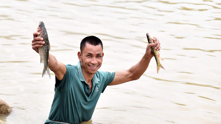 Cũng do đó mà cá là món ăn rất phổ biến trong bữa cơm thường ngày của người Thái, nó cũng là sản vật không thể thiếu khi thực hiện các nghi lễ thiêng liêng của bà con. (Trong ảnh: Khoe chiến lợi phẩm.)