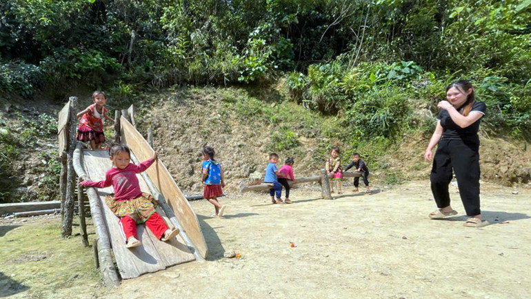 Ở bậc mầm non giáo viên cắm bản là nữ nên vất vả hơn, thậm chí do thiếu giáo viên nên có những điểm trường một cô phải chăm hơn 30 cháu ở các độ tuổi.