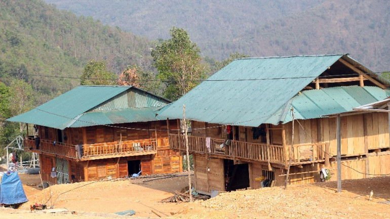 Những ngôi nhà khang trang tại nơi ở mới của bà con Nậm Suổng.