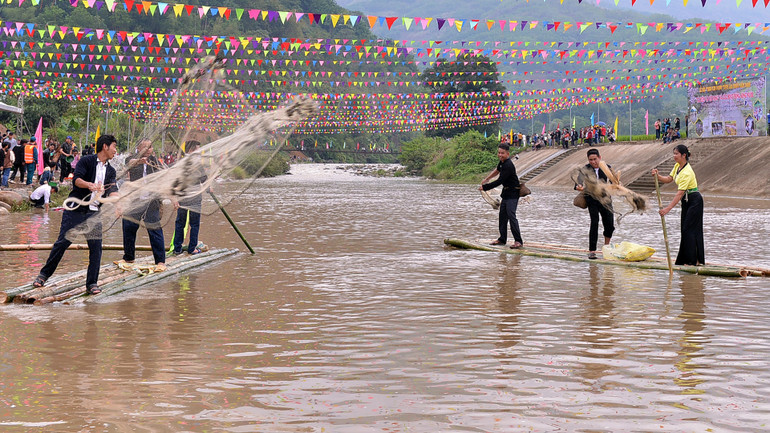 Đàn ông người Thái rất giỏi trong việc quăng chài thả lưới, đánh bắt cá. (Trong ảnh: Phần thi quăng chài bắt cá)