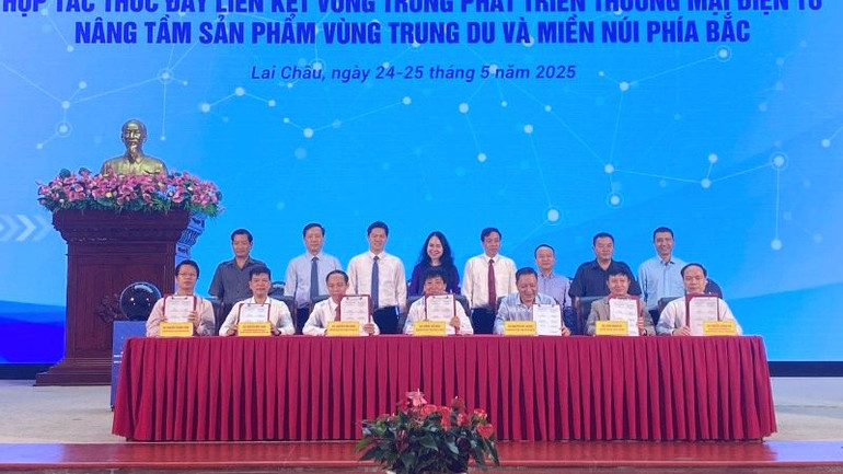 Ký kết biên bản ghi nhớ hợp tác thúc đẩy liên kết vùng trong phát triển thương mại điện tử.