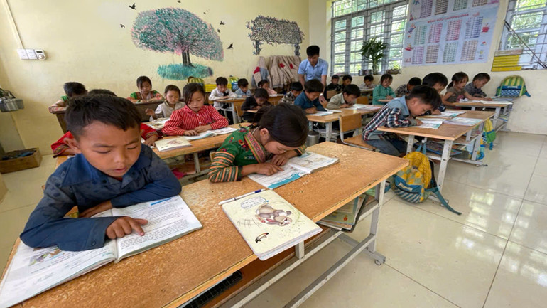 Ở bậc tiểu học giáo viên cắm bản được bố trí hài hòa hơn vì nhà trường có các thầy giáo.