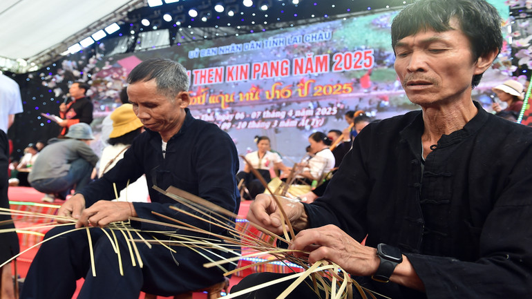 Có thể xem họ là nghệ nhân trong việc đan lát các dụng cụ phục vụ cho cuộc sống thường ngày như giỏ đựng cá, đó bắt cá, Háp Pa Giảng. (Trong ảnh: Thi đan dụng cụ đựng cá sấy.)...