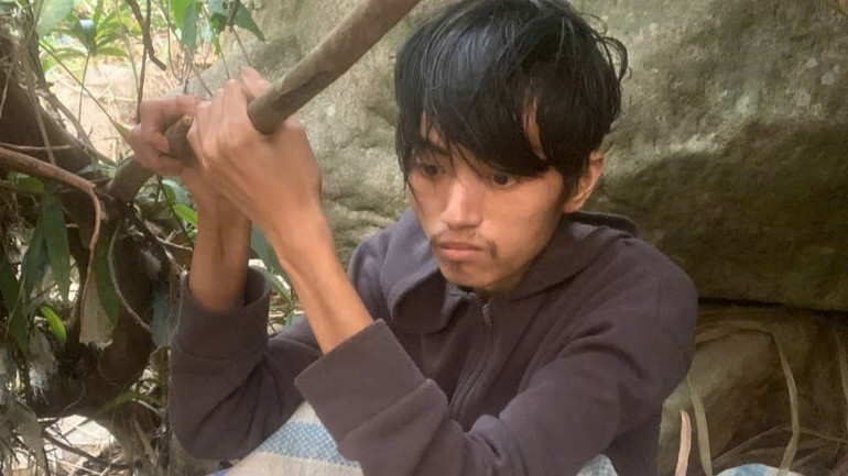 Đối tượng Việt lẩn trốn trên rừng trước khi bị bắt. Đối tượng Việt lẩn trốn trên rừng trước khi bị bắt.