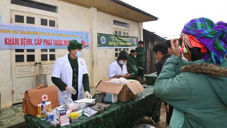 Khám bệnh và cấp phát thuốc miễn phí cho bà con.