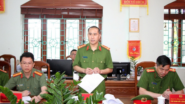 Đại diện Ban Chuyên án báo cáo tại buổi biểu dương khen thưởng.