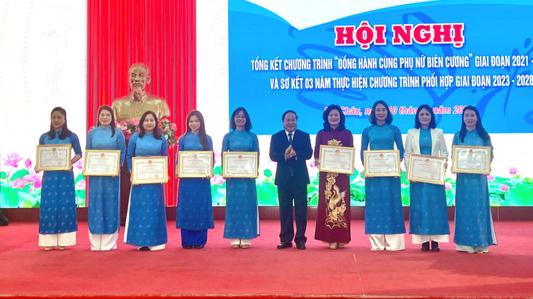 Lãnh đạo tỉnh Lai Châu tặng bằng khen cho các tập thể, cá nhân có thành tích xuất sắc trong thực hiện chương trình phối hợp. Lãnh đạo tỉnh Lai Châu tặng bằng khen cho các tập thể, cá nhân có thành tích xuất sắc trong thực hiện chương trình phối hợp.