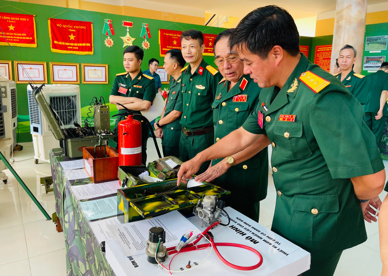 Tham quan mô hình cải tiến kỹ thuật của lực lượng vũ trang tỉnh. (Ảnh: THANH SƠN) Tham quan mô hình cải tiến kỹ thuật của lực lượng vũ trang tỉnh. (Ảnh: THANH SƠN)