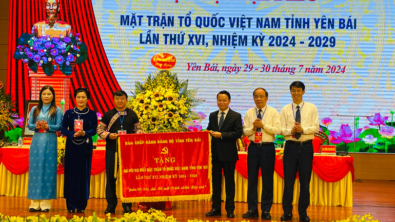 Đồng chí Đỗ Đức Duy, Ủy viên Trung ương Đảng, Bí thư Tỉnh ủy Yên Bái tặng bức cờ thêu tại đại hội. (Ảnh: THANH SƠN) Đồng chí Đỗ Đức Duy, Ủy viên Trung ương Đảng, Bí thư Tỉnh ủy Yên Bái tặng bức cờ thêu tại đại hội. (Ảnh: THANH SƠN)