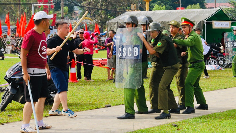 Diễn tập trấn áp tội phạm có vũ khí. (Ảnh: THANH SƠN)