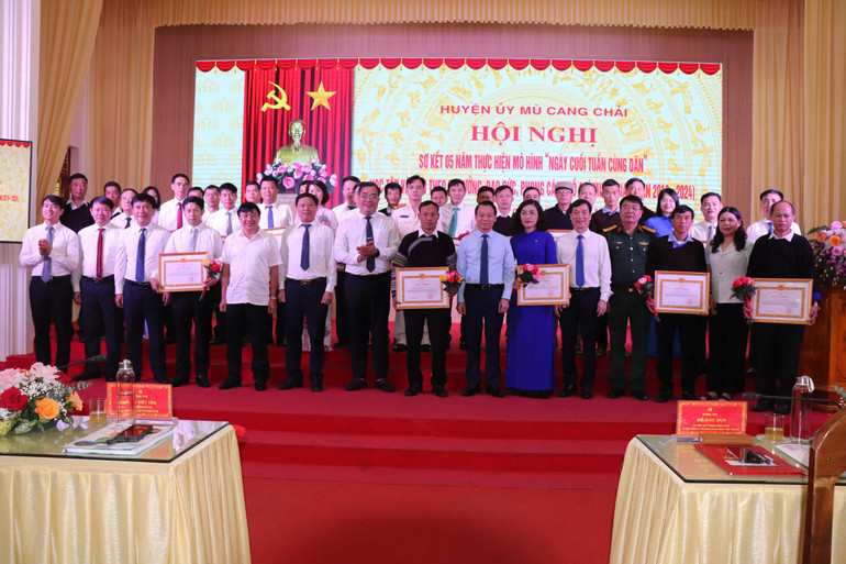 Các điển hình tiên tiến được khen thưởng. (Ảnh: THANH SƠN)