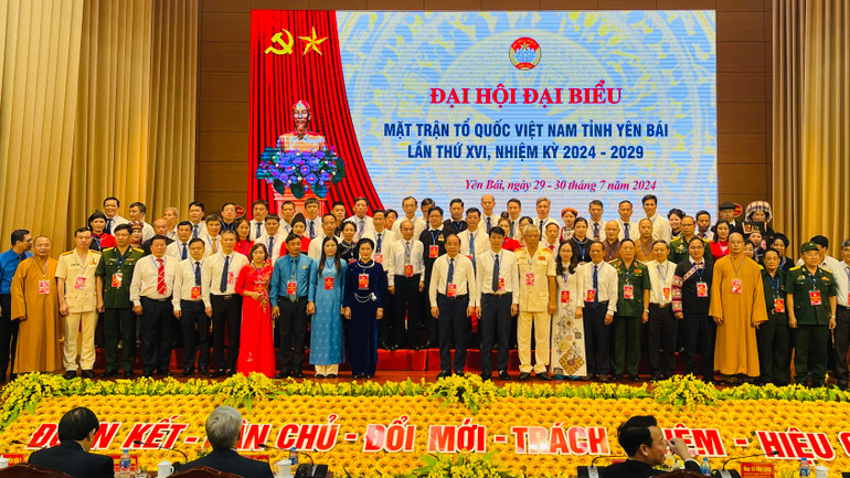 Các Ủy viên khóa mới ra mặt tại đại hội. (Ảnh THANH SƠN) Các Ủy viên khóa mới ra mặt tại đại hội. (Ảnh THANH SƠN)