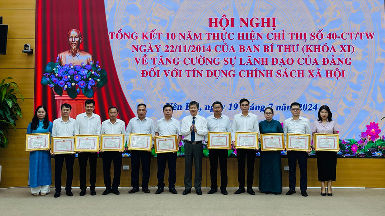 Các tập thể được khen thưởng tại hội nghị. (Ảnh: THANH SƠN)