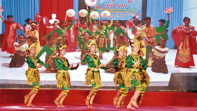 Tiết mục múa Madury của huyện Càng Long tại Liên hoan.