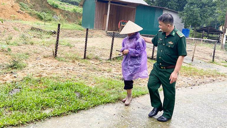 Trung tá Phạm Xuân Ninh, Chính trị viên phó Đồn Biên phòng Cà Xèng động viên con gái nuôi của đồn Cao Thị Lệ Hằng nhân dịp về thăm nhà.