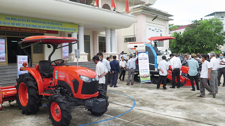 Nông dân Phú Yên tham quan gian trưng bày các loại máy móc phục vụ sản xuất nông nghiệp.
