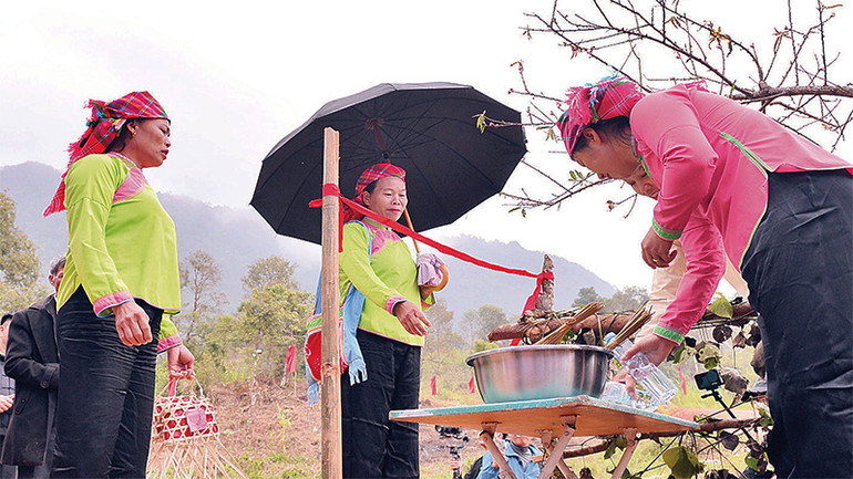 Để vượt qua lễ giữ cổng, nhà trai sẽ được vẩy nước rửa đi những điều không may, hai bà mối được mời hai lần rượu và phải hát xin mở cổng.