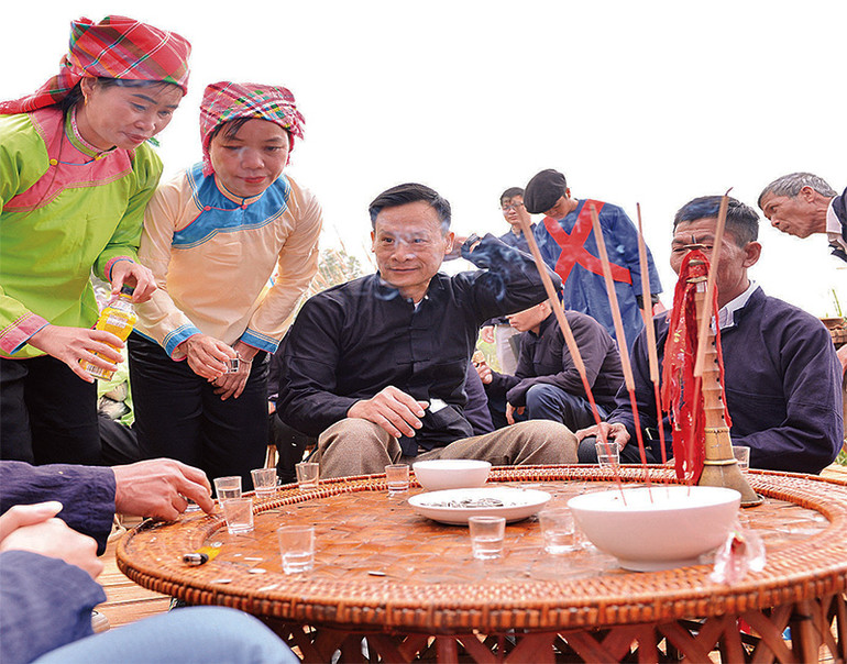 Trong lúc hai họ thực hiện các nghi lễ thì đội nhạc và đại diện nhà trai được nhà gái mời nước, mời rượu.