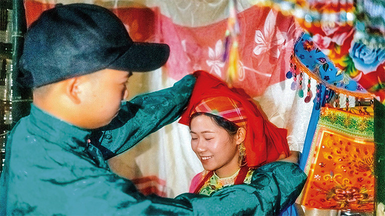 Chỉ sau khi thực hiện xong hết nghi lễ tại nhà trai, chú rể mới được mở khăn trùm mặt xem diện mạo cô dâu trong buồng hạnh phúc.