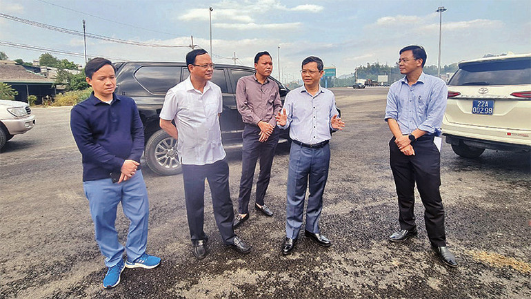 Chủ tịch UBND tỉnh Nguyễn Văn Sơn kiểm tra nút giao đường cao tốc Tuyên Quang-Phú Thọ với đường cao tốc Nội Bài - Lào Cai tại điểm IC9.