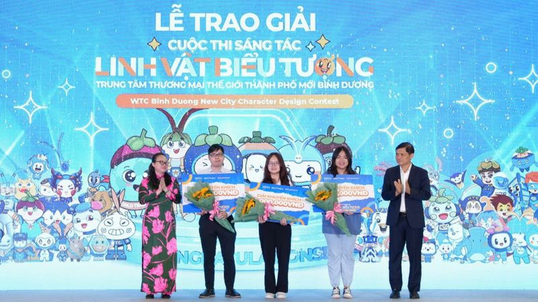 Phó Tổng giám đốc Tổng công ty Becamex IDC, Chủ tịch Hội đồng quản trị Công ty WTC Bình Dương Giang Quốc Dũng (bìa phải) trao giải thưởng cuộc thi sáng tác linh vật biểu tượng.