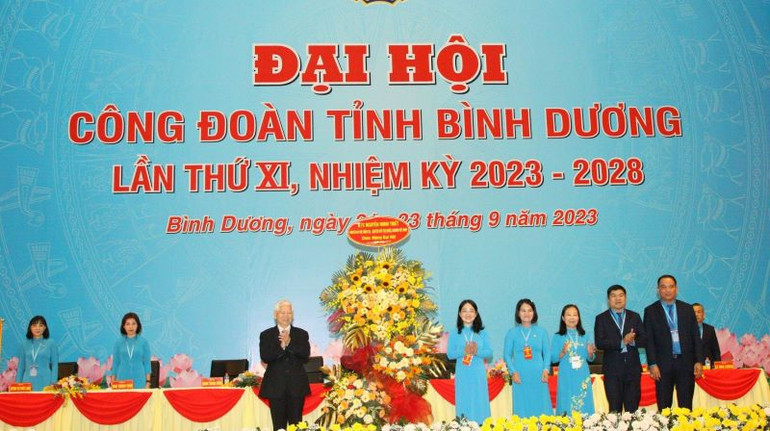 Nguyên Chủ tịch nước Nguyễn Minh Triết trao tặng hoa chúc mừng đại hội.