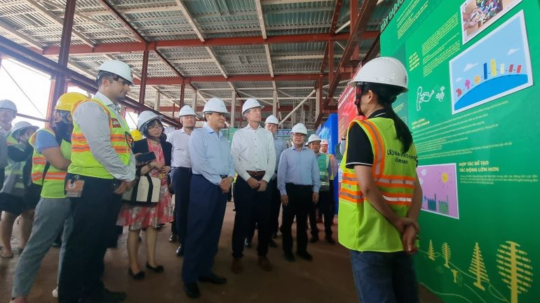 Phó Thủ tướng Lê Minh Khái và các đại biểu tham quan nhà máy LEGO đang xây dựng.