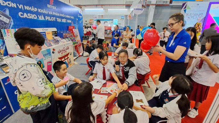 Đông đảo các cháu học sinh đến tham gia chương trình.