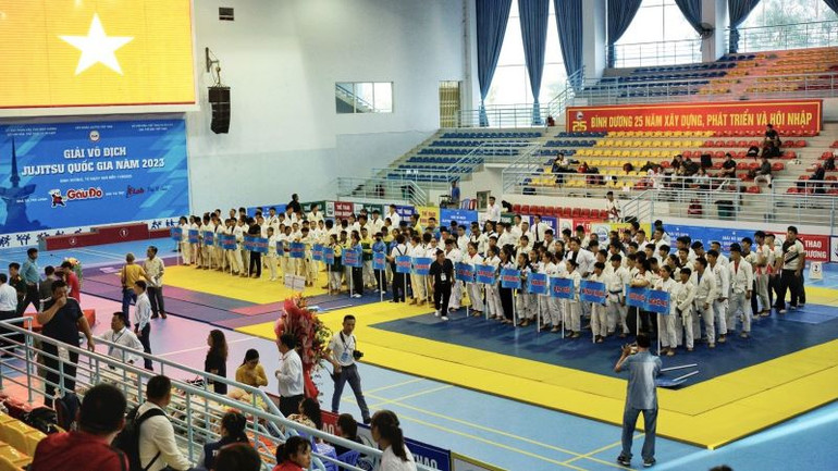 Toàn cảnh các đoàn tham dự khai mạc Giải vô địch Jujitsu quốc gia năm 2023.