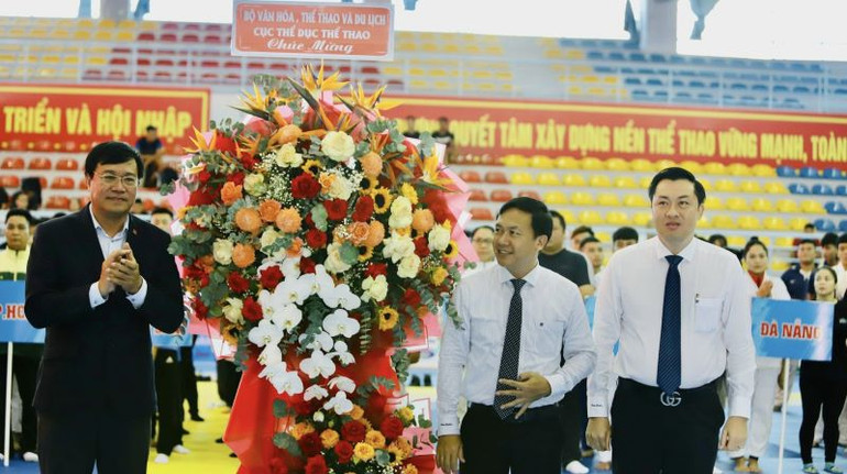 PGS, TS Đặng Hà Việt, Cục trưởng Cục Thể dục Thể thao (bên trái) tặng hoa cho địa phương đăng cai.