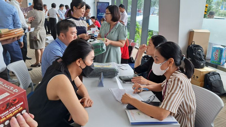 Kết nối cung cầu hàng hóa giữa doanh nghiệp sản xuất và các nhà phân phối tại hội chợ.