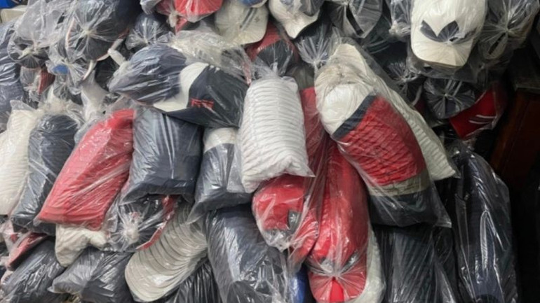 Mũ vải thời trang nghi vấn giả mạo các nhãn hiệu. (Ảnh: Cục Quản lý thị trường tỉnh Bình Dương)