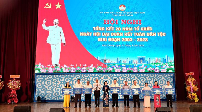 Trao bảng tượng trưng tặng quà hộ có hoàn cảnh khó khăn cho các địa phương.