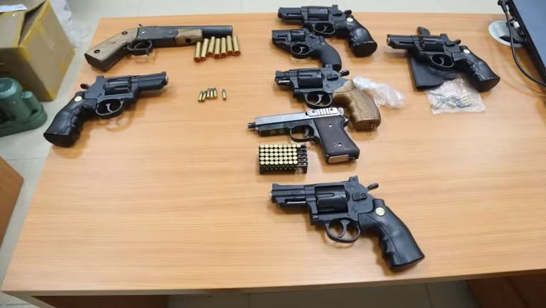 Cơ quan điều tra phát hiện, thu giữ súng và đạn tại nơi ở của các đối tượng.