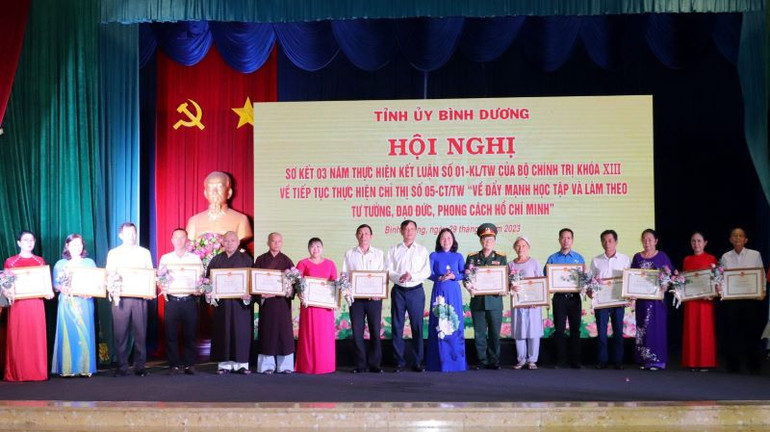 Trao tặng Bằng khen của Chủ tịch Ủy ban nhân dân tỉnh Bình Dương cho các tập thể và cá nhân.