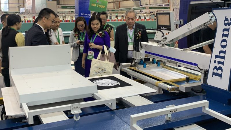 Các đại biểu tham quan các gian hàng trưng bày tại triển lãm.