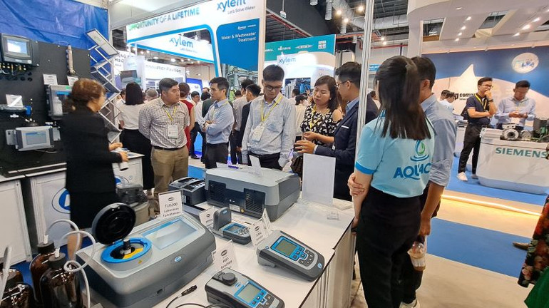 Gian hàng trưng bày sản phẩm và công nghệ phục vụ ngành nước của doanh nghiệp.