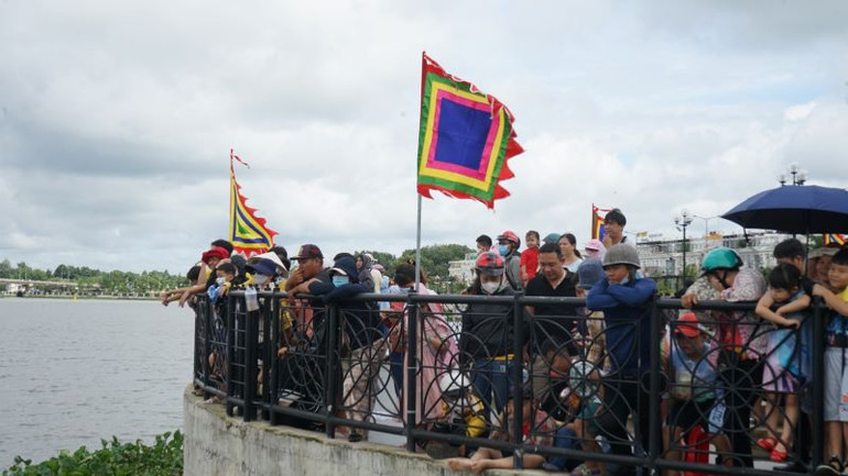 Giải đua thuyền diễn ra vào dịp nghỉ lễ đã thu hút hàng nghìn người đến xem.