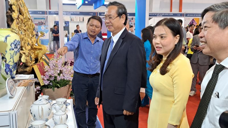 Các đại biểu tham quan các gian hàng trưng bày của doanh nghiệp.