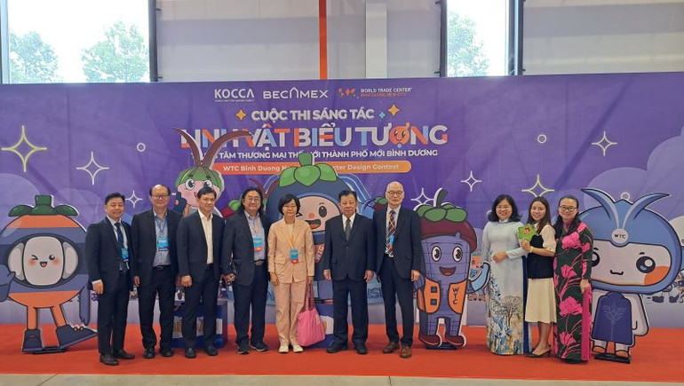 Các đại biểu chụp hình lưu niệm cùng linh vật biểu tượng cuộc thi sáng tác của chương trình.