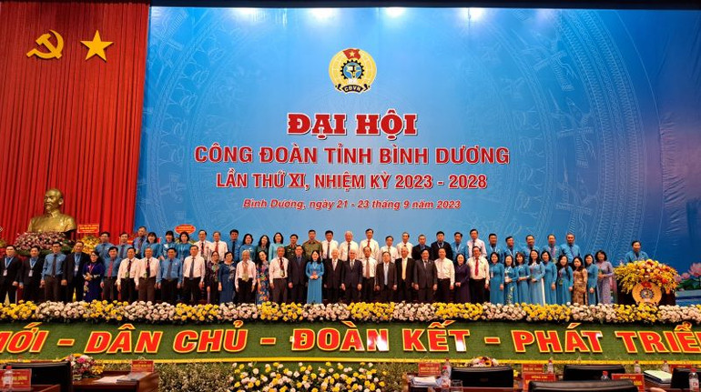 Các đại biểu chụp hình lưu niệm.