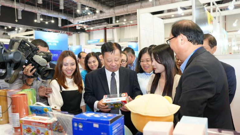 Các đại biểu tham quan gian hàng trưng bày của doanh nghiệp Hàn Quốc.