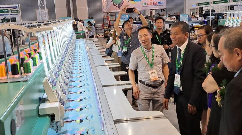 Một dây chuyền in thêu của doanh nghiệp nước ngoài tại triển lãm.